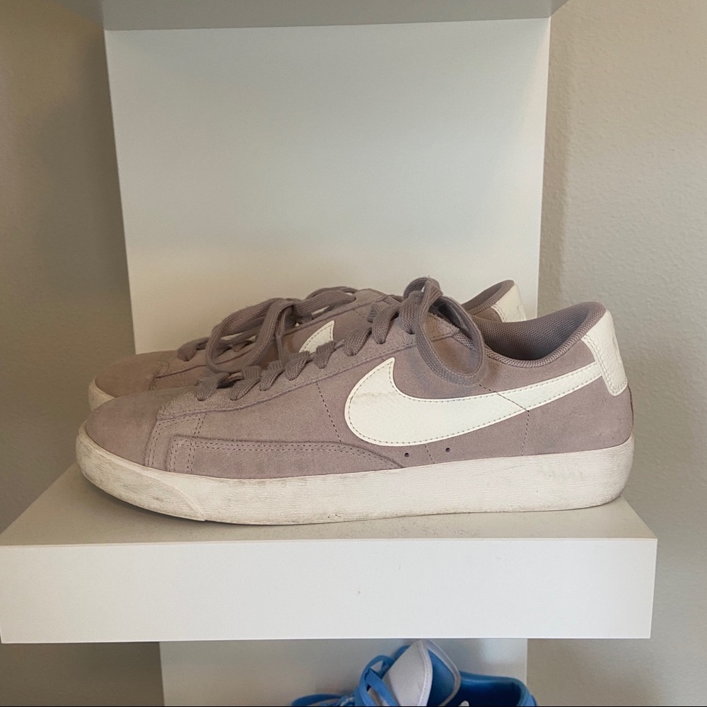 NIKE low top pink blazers